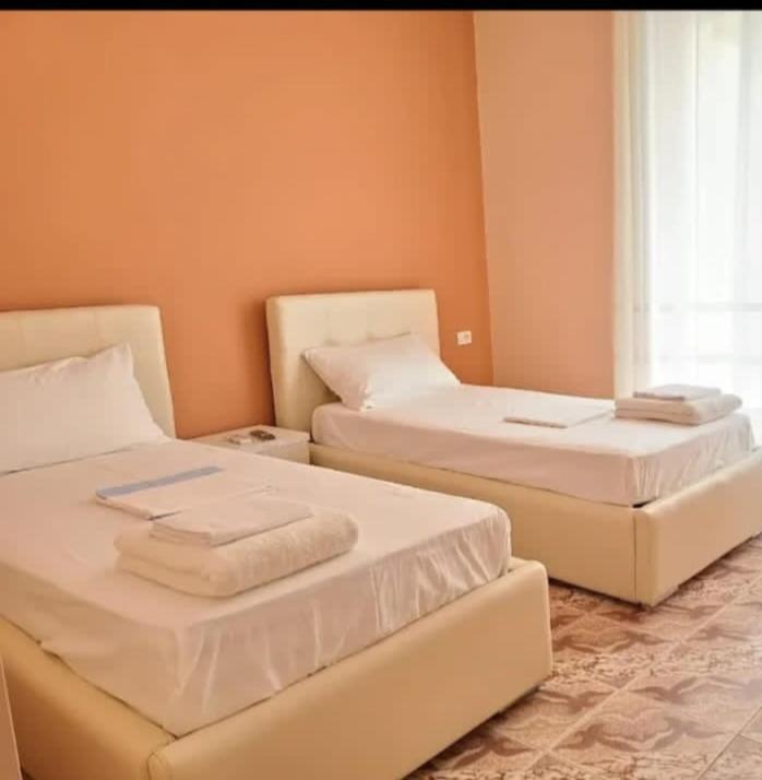 Hotel Fama Shkallnur Exterior foto