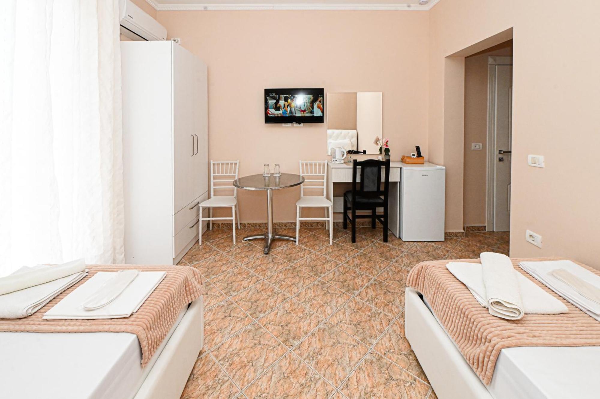 Hotel Fama Shkallnur Exterior foto